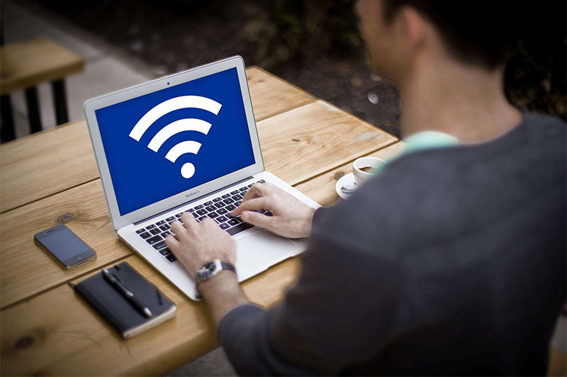 Người dùng sử dụng laptop kết nối WiFi